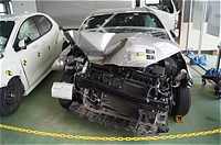 衝突実験後の車